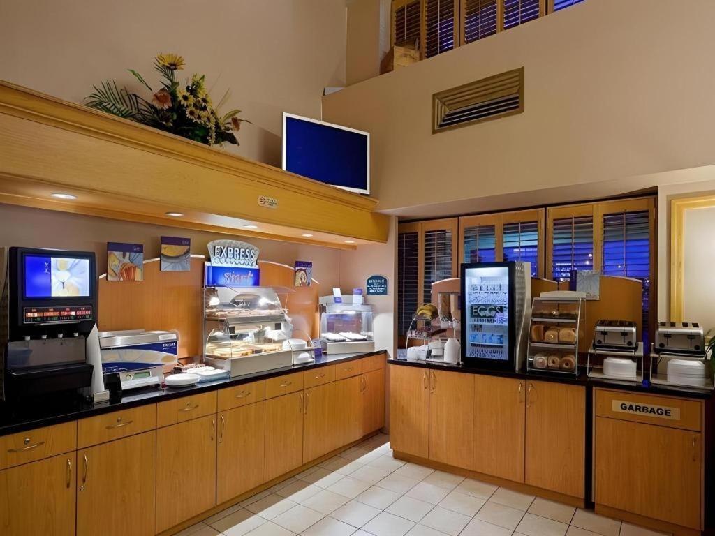 Holiday Inn Express Toronto East - Scarborough By Ihg Exterior foto