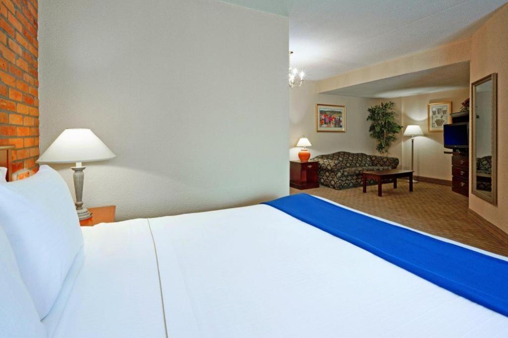 Holiday Inn Express Toronto East - Scarborough By Ihg Exterior foto
