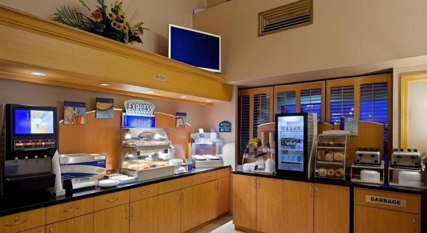 Holiday Inn Express Toronto East - Scarborough By Ihg Exterior foto